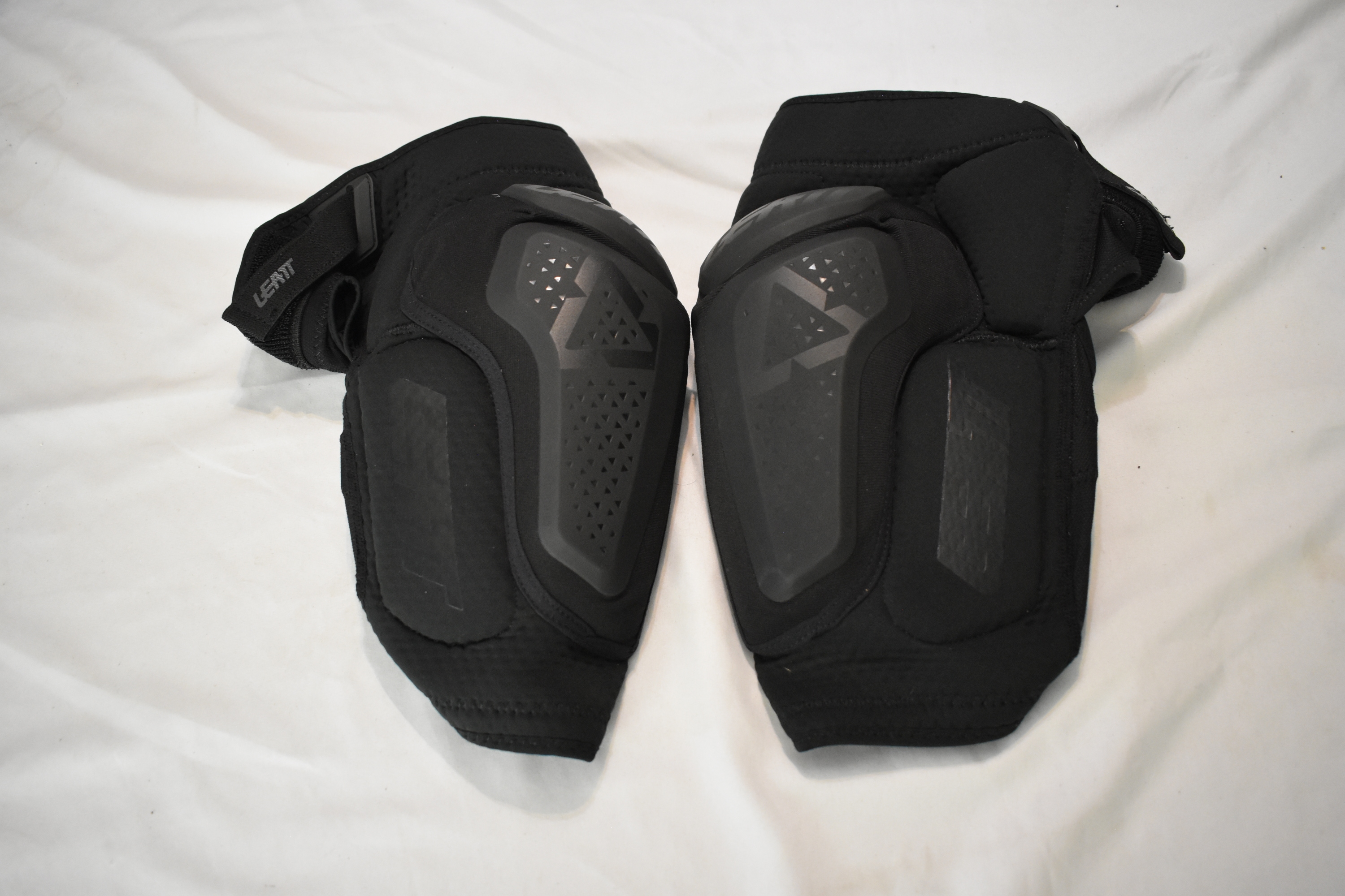Leatt 3DF 6.0 Knee Guards, Black, Large - Great Condition!
