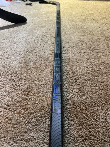 Intermediate Right Handed P29 Trigger 6 Pro Hockey Stick