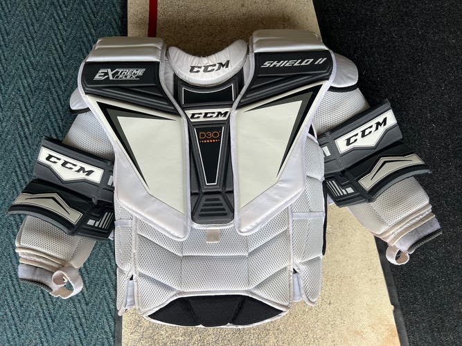 New Large CCM Extreme Flex Shield 2 Goalie Chest Protector
