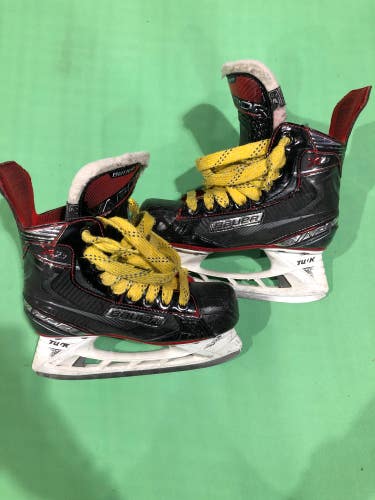 Used Junior Bauer Vapor X2.7 Hockey Skates (Regular) - Size: 2.5
