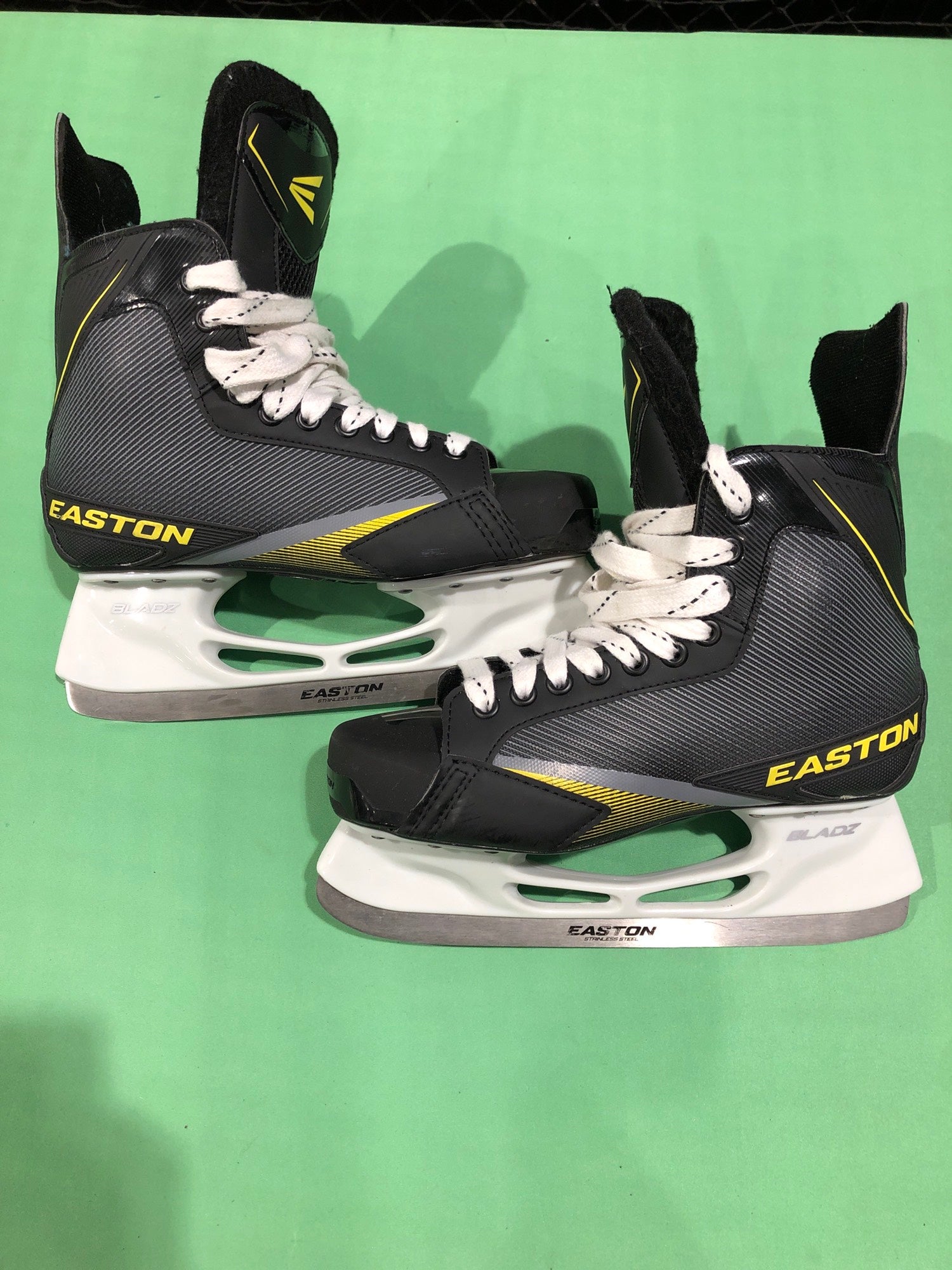 New Senior Easton Stealth 55S Hockey Skates (Regular) - Size: 7.0