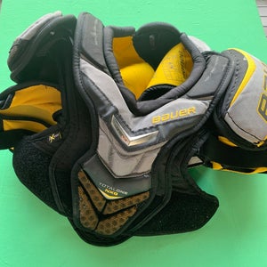Junior Used Medium Bauer Supreme TotalOne NXG Shoulder Pads