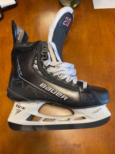 New Bauer Regular Width Size 9.5 Vapor Hyperlite Hockey Skates