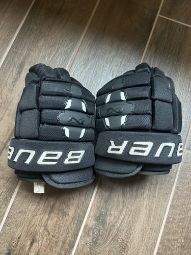Used Bauer Nexus N2900 Gloves 12"