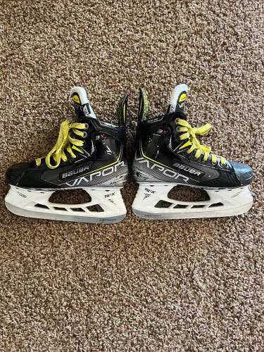 Junior Used Bauer Vapor 3X Hockey Skates Regular Width Size 2.5