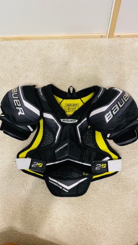 Bauer Supreme 2S Hockey Shoulder Pads New Store Display No Tags