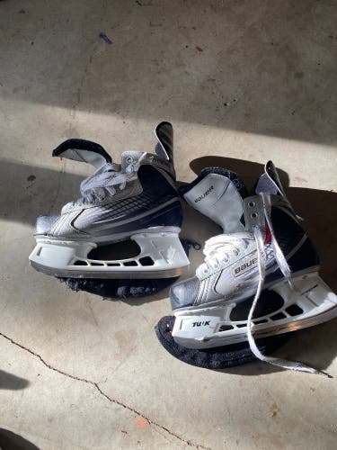 Used Bauer Regular Width Size 4 Vapor X:05 Hockey Skates