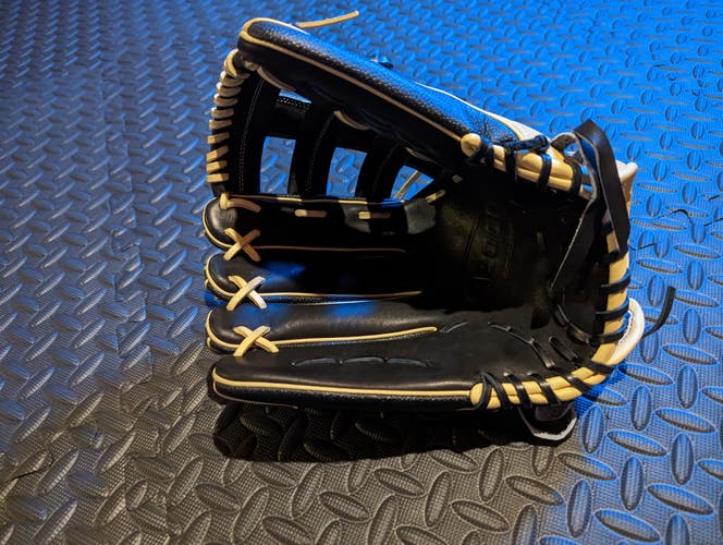 2023 Wilson A2000 1810 12.75" Glove