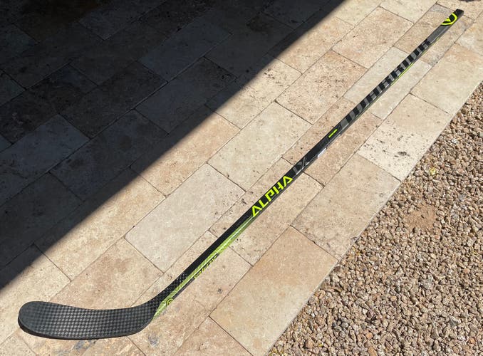 Senior Right Handed W28 Alpha Lx 20 Hockey Stick