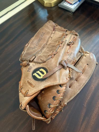 Baseball glove A2000