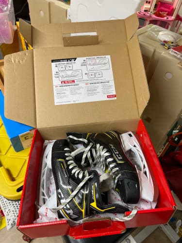 Used CCM Regular Width Size 9.5 Super Tacks 9370 Hockey Skates