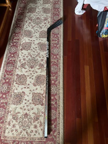 Intermediate Right Handed P92 Pro Stock Vapor Hyperlite Hockey Stick