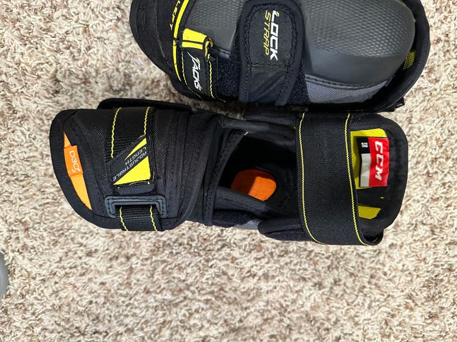 New Small CCM Tacks 9080 Elbow Pads