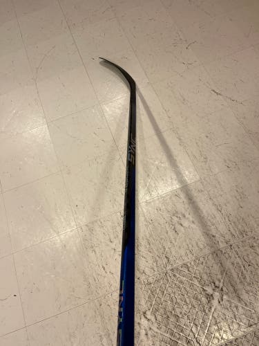 Senior Right Handed Mid Pattern Pro Stock Vapor ADV Hockey Stick