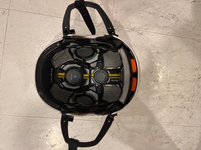 Used Medium CCM Tacks 910 Helmet