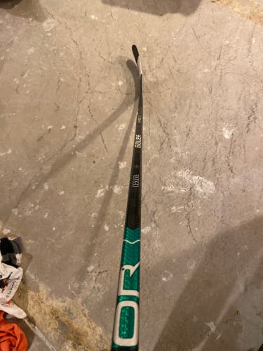 Senior Right Handed P90TM Pro Stock Vapor Hyperlite Hockey Stick