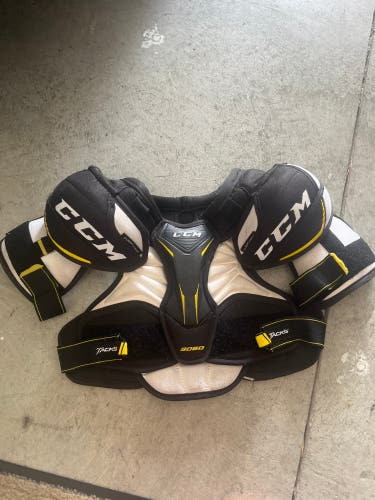 Used Medium CCM Tacks 9060 Shoulder Pads
