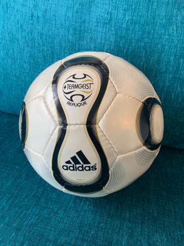 Adidas Teamgeist Replique Soccer Ball Size 4