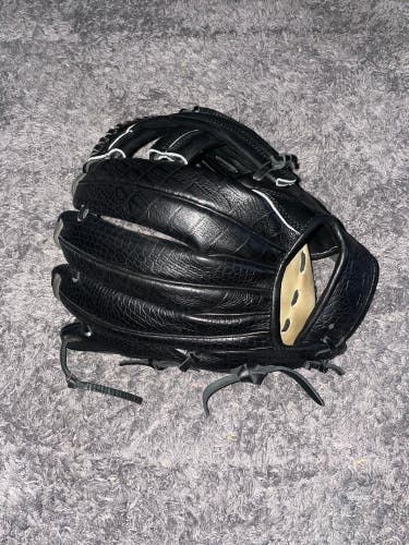 Used Right Hand Throw 12.25" Signiture Series Baseball Glove