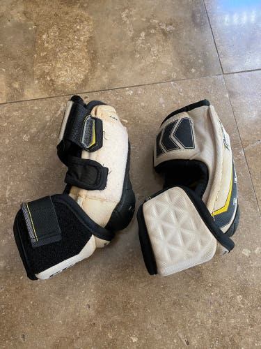 Used Small CCM Tacks 4052 Elbow Pads