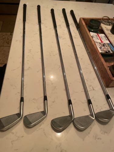 Men's Right Handed Regular Flex 5 Pieces Apex Iron Set