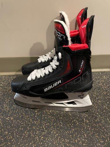 Like New Intermediate Bauer Vapor 3X Pro Hockey Skates Size 6