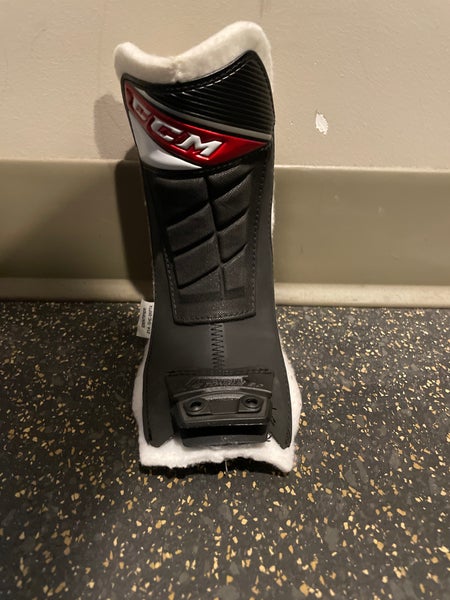 New CCM Right Skate Tongue Size 7 Regular