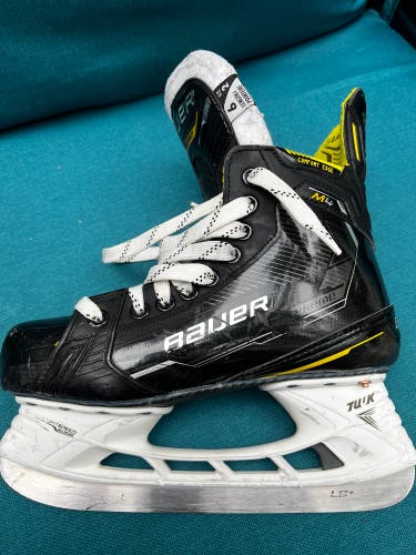 Bauer Supreme M4 intermediate skates - size 6, fit 2