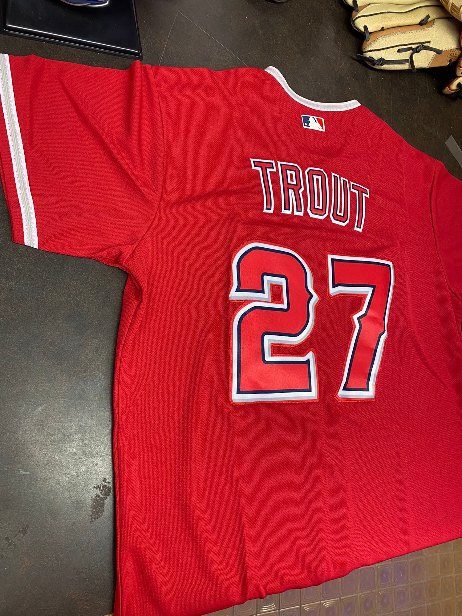 At Auction: MLB Los Angeles Angels Nike #27 Trout Jersey - Mens Large
