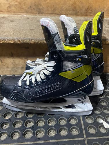 Senior Bauer Wide Width  Size 8 Supreme 3S Hockey Skates