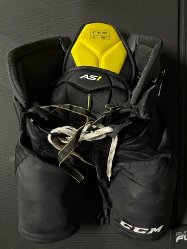 Junior Used Large CCM Super Tacks AS1