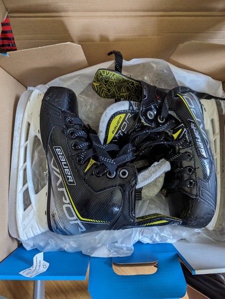 Youth Used Bauer Vapor 3X Hockey Skates Regular Width Size 13.5