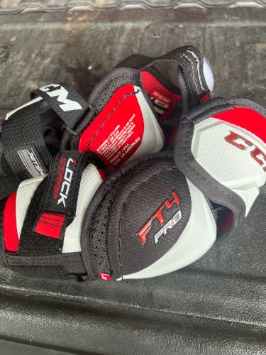 New Medium CCM  JetSpeed FT4 Pro Elbow Pads