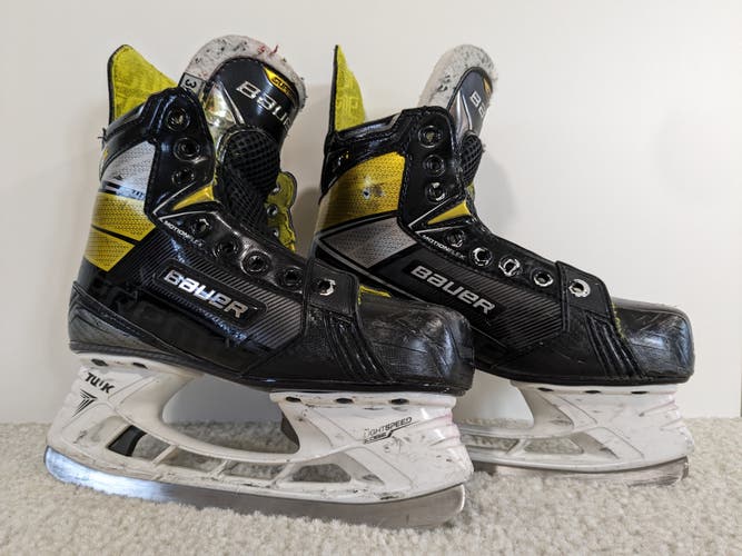 Junior Used Bauer Supreme 3S Hockey Skates Regular Width Size 3.5