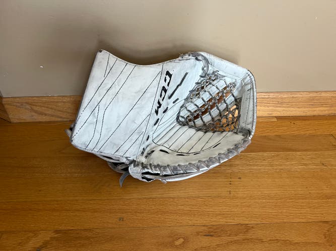 Used Junior CCM Extreme Flex E3.5 Glove - Regular