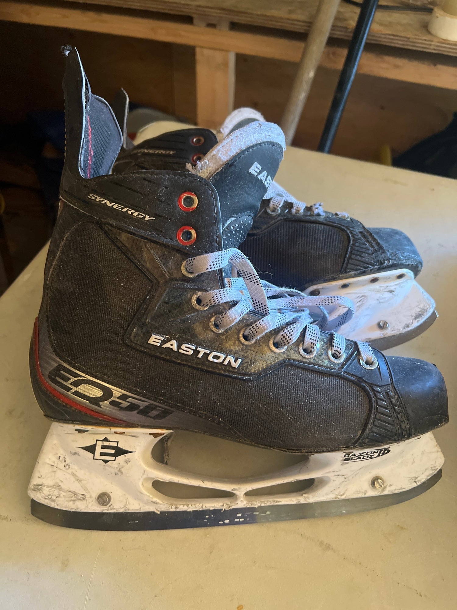 Used Easton Extra Wide Width Size 8.5 Synergy EQ50 Hockey Skates