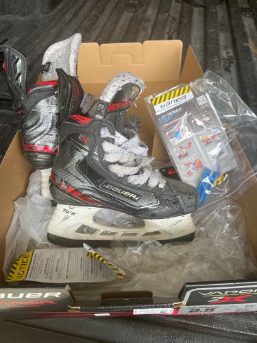 Used Bauer Extra Wide Width  Size 2.5 Vapor 2X Hockey Skates