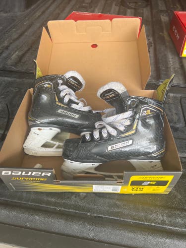Used Bauer Regular Width  Size 13.5 Supreme 2S Hockey Skates