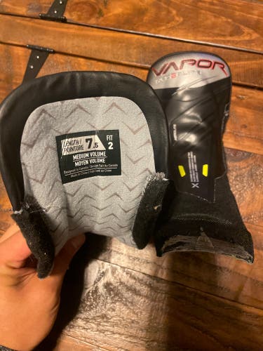 Pair Of Brand New Bauer Hyperlite 2 skate tongue Size 7.5