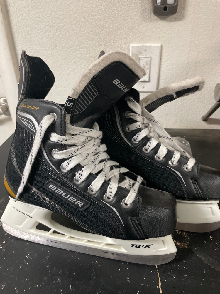 Used Bauer Regular Width Size 5 Supreme Hockey Skates