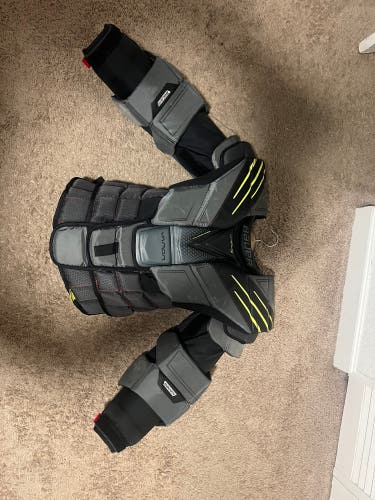 Bauer vapor hyperlite goalie chest