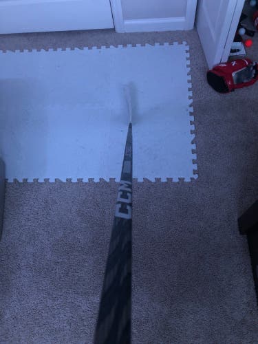 Senior Right Handed P28 JetSpeed FT5 Pro Hockey Stick