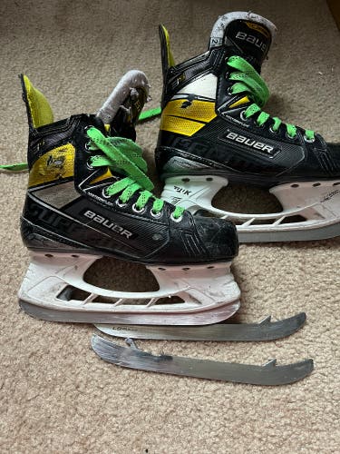 Used Bauer Regular Width Jr Size 2.5 Supreme 3S Hockey Skates with Extra Blades