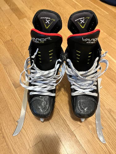 Intermediate Bauer Size 6 Vapor Hyperlite Hockey Skates With Extra Steels