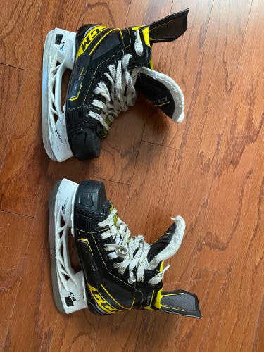 Youth CCM Regular Width Size 3 Super Tacks 9380 Hockey Skates