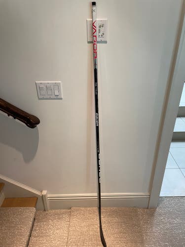 Senior Right Handed P28 Vapor Hyperlite Hockey Stick