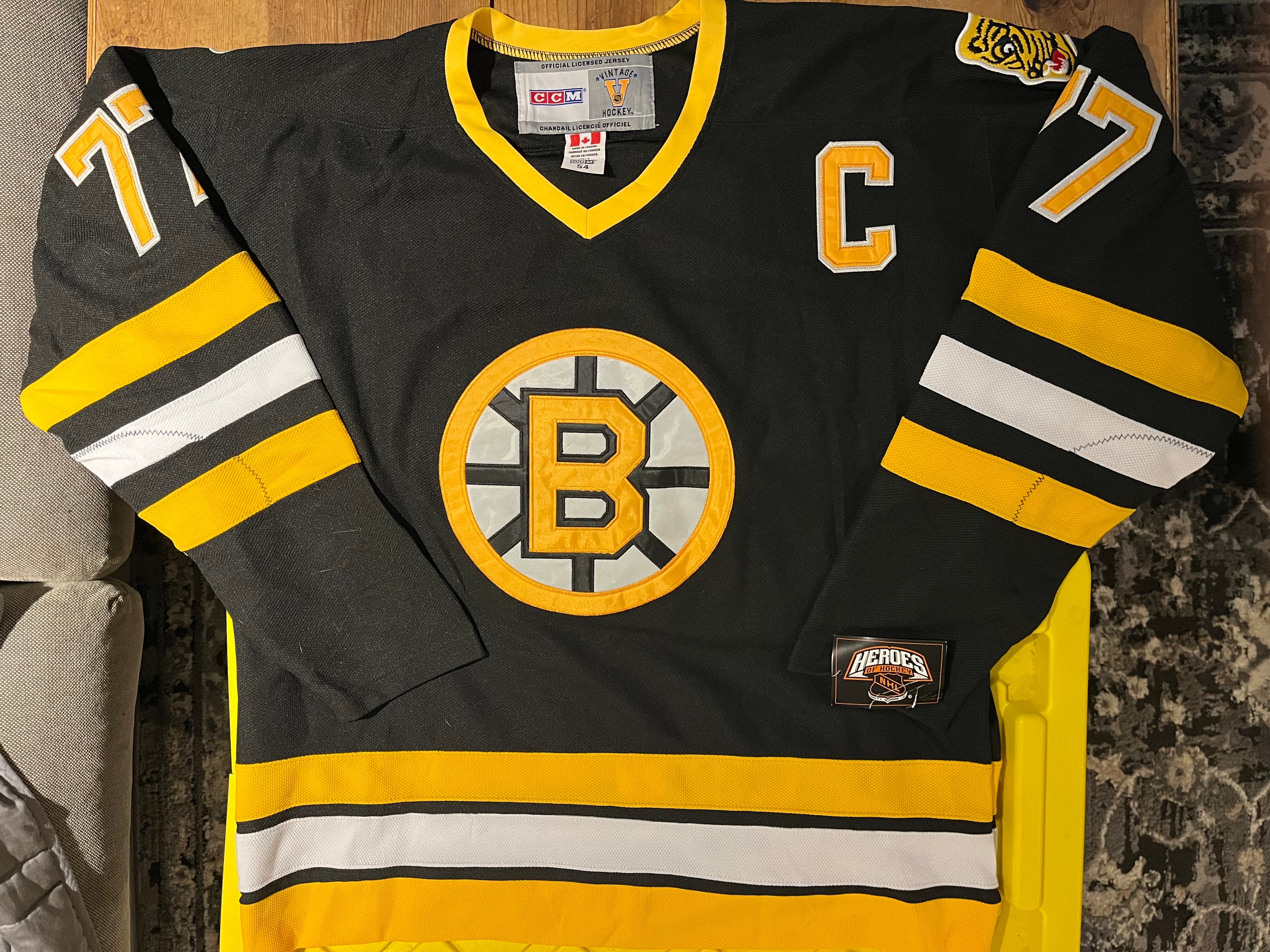 Vintage CCM RAY BOURQUE No. 77 BOSTON BRUINS (Size MEDIUM) Hockey Jersey