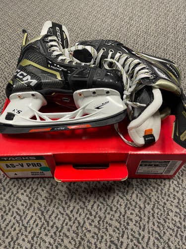 CCM AS-V Pro Size 4 Regular Width skates
