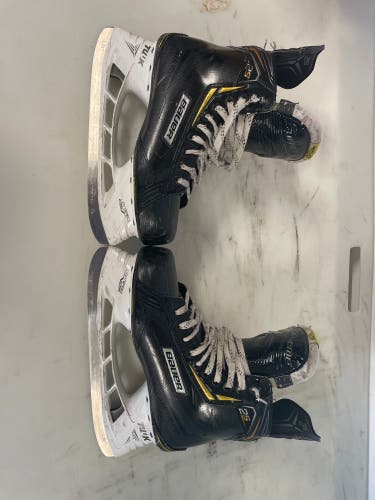 Used Bauer Regular Width   Size 8 Supreme 2S Hockey Skates
