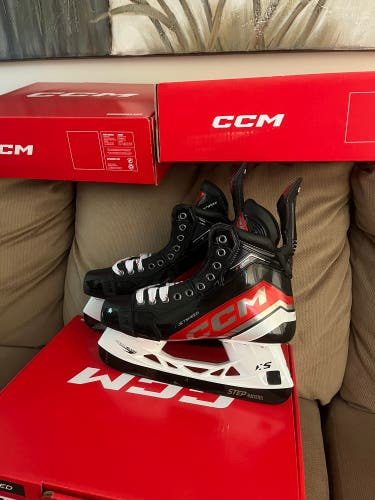 New CCM Size 9.5 Regular JetSpeed FT6 Pro Hockey Skates With Black Steel